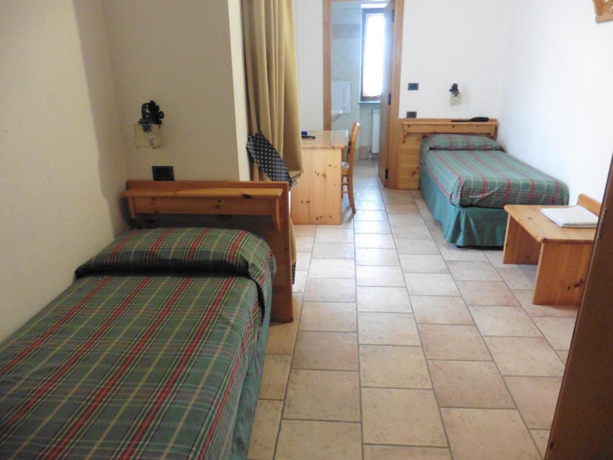 Hotel Mont Nery Challand-Saint-Anselme Esterno foto