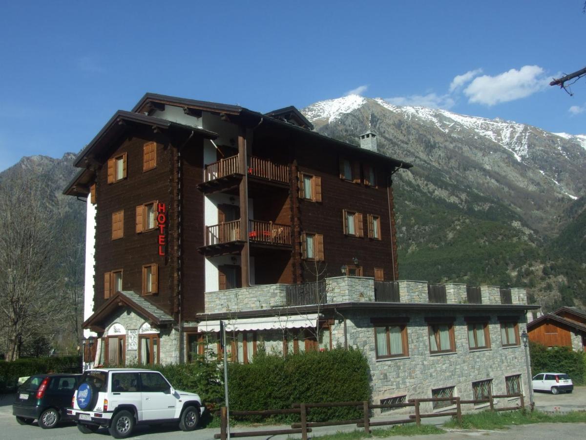 Hotel Mont Nery Challand-Saint-Anselme Esterno foto