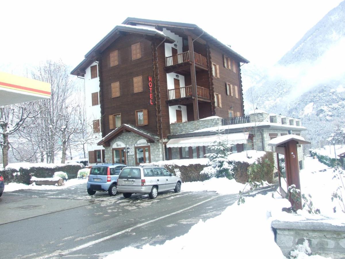 Hotel Mont Nery Challand-Saint-Anselme Esterno foto