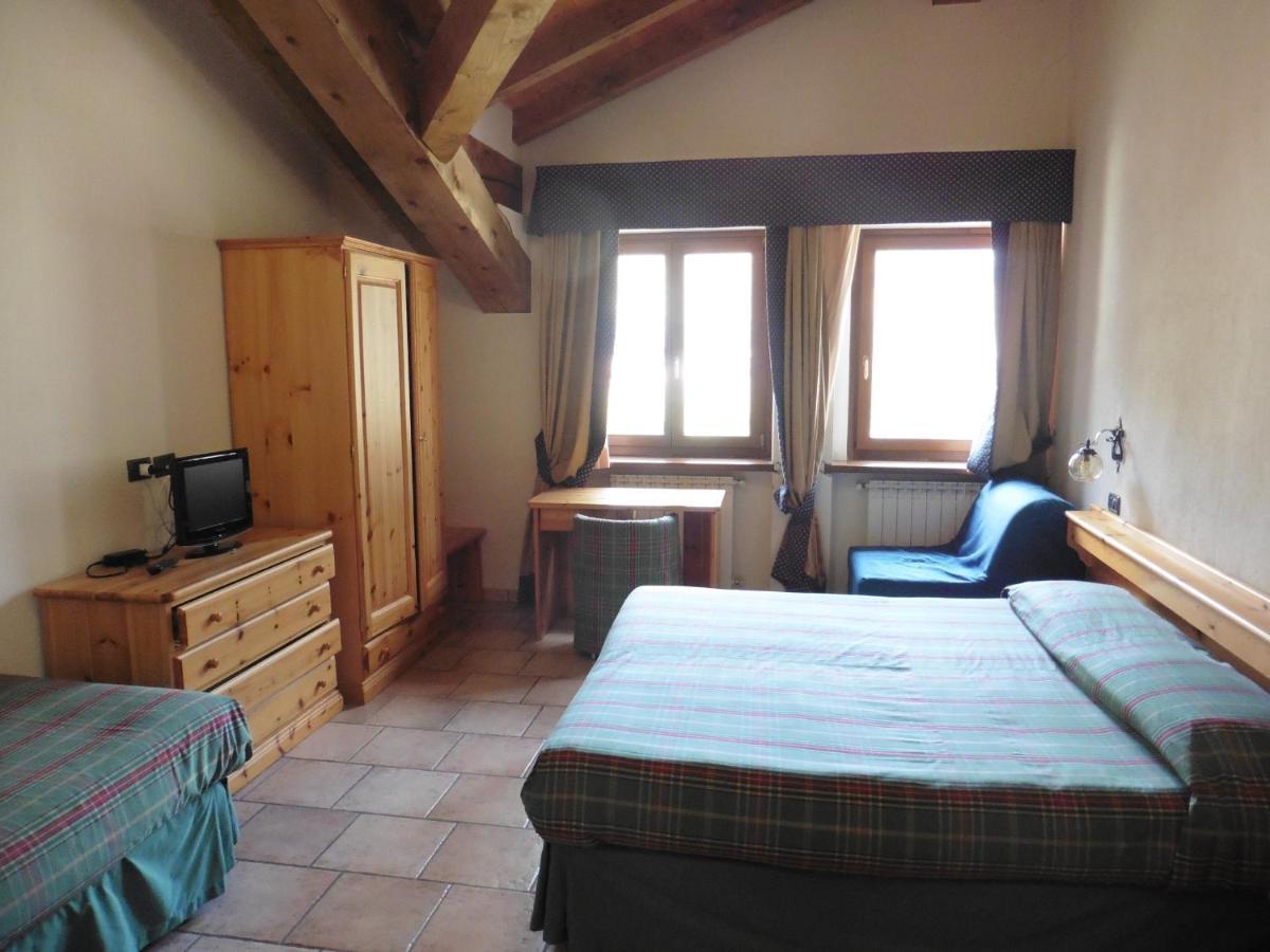 Hotel Mont Nery Challand-Saint-Anselme Esterno foto