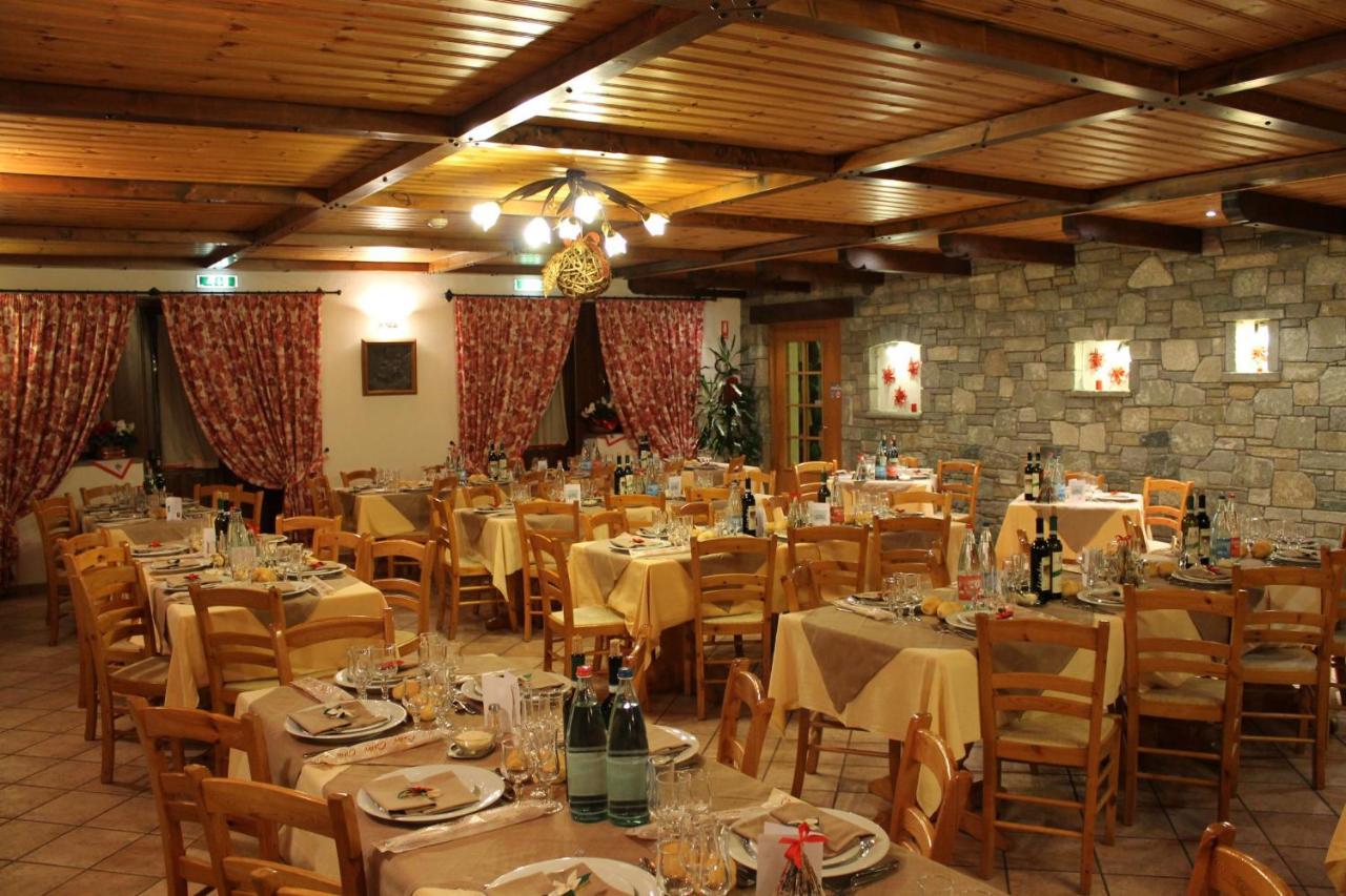 Hotel Mont Nery Challand-Saint-Anselme Esterno foto
