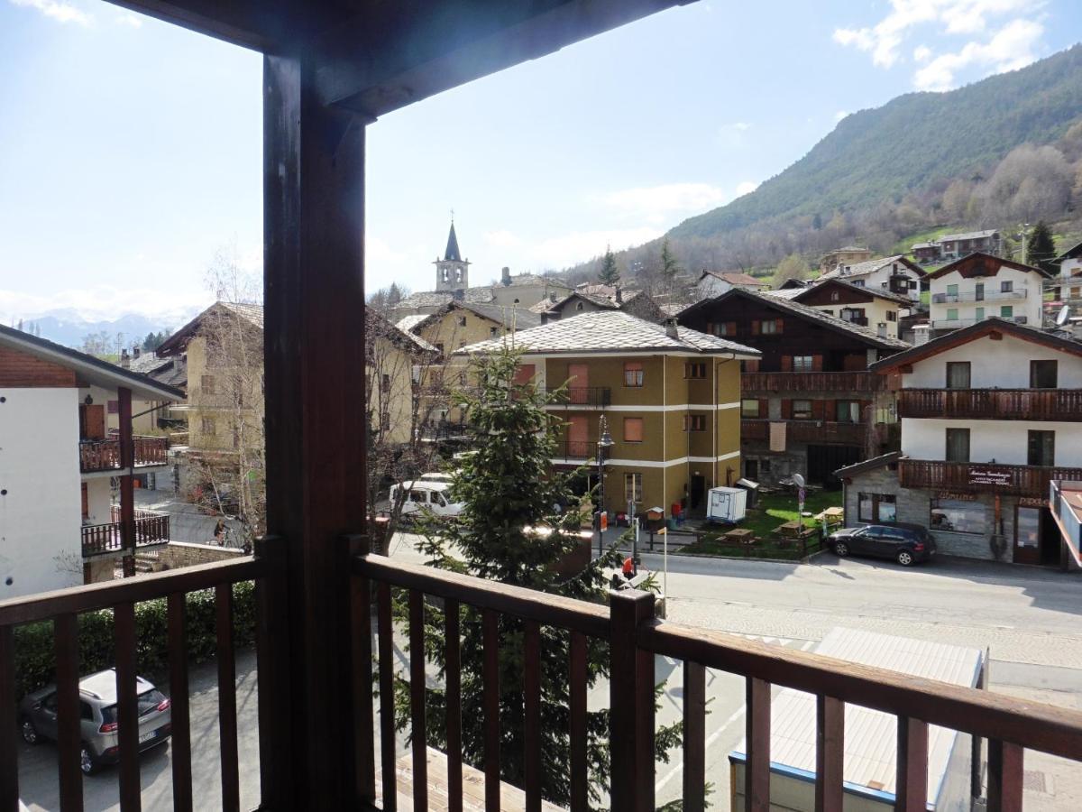 Hotel Mont Nery Challand-Saint-Anselme Esterno foto