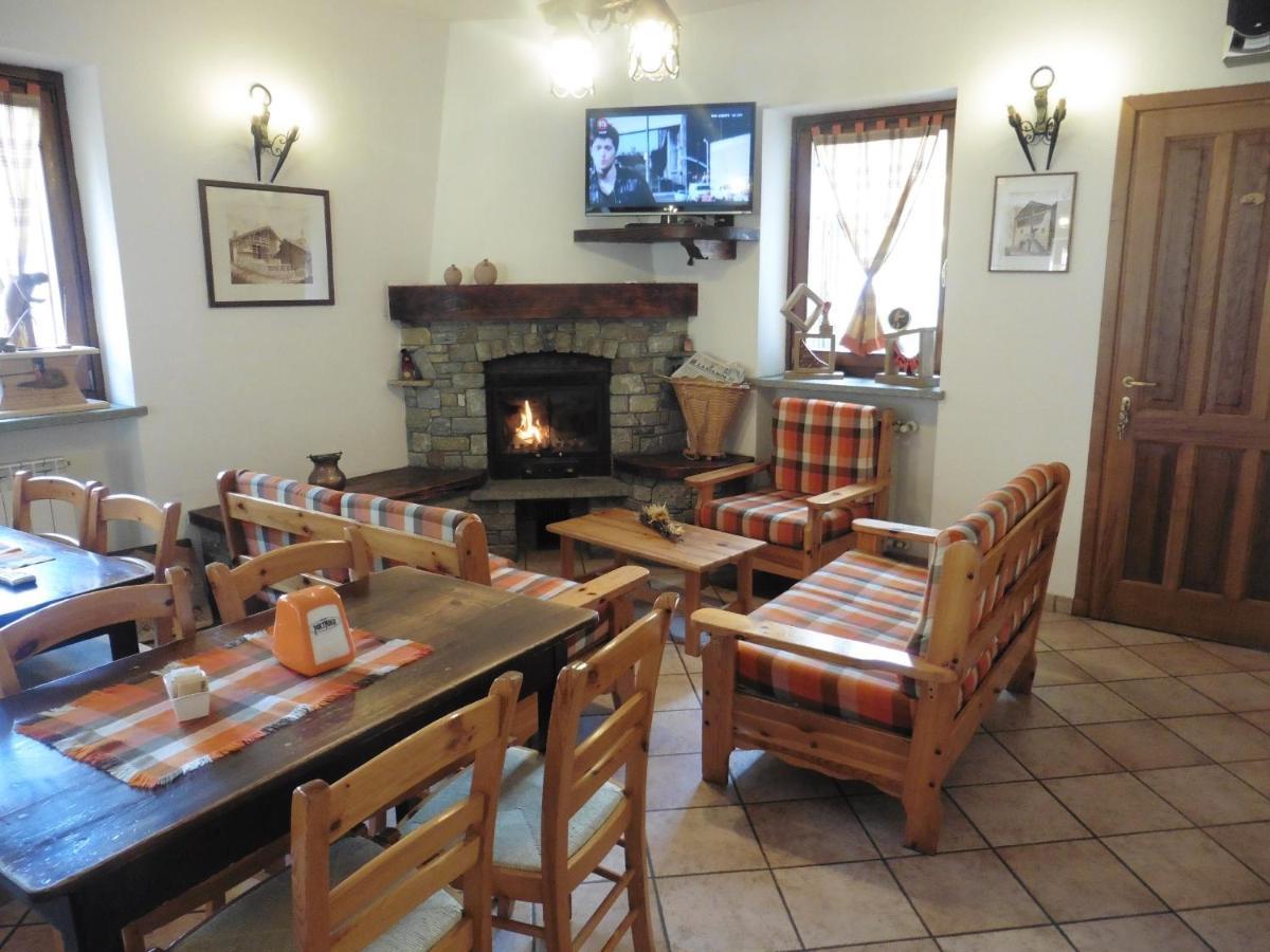 Hotel Mont Nery Challand-Saint-Anselme Esterno foto
