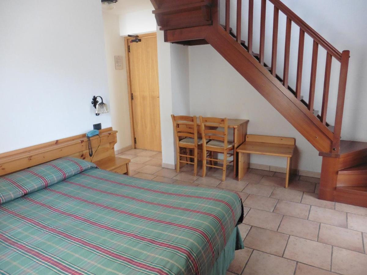Hotel Mont Nery Challand-Saint-Anselme Esterno foto