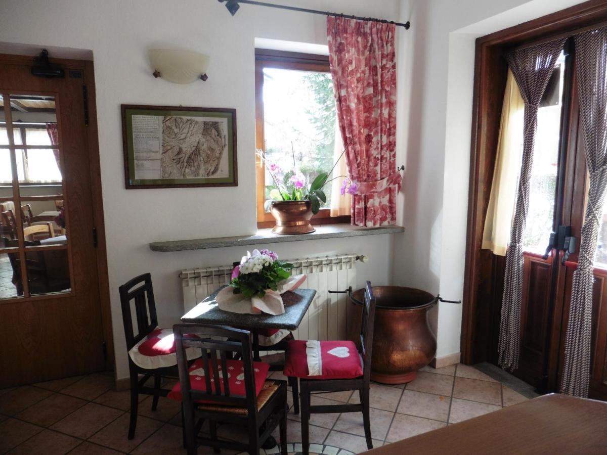 Hotel Mont Nery Challand-Saint-Anselme Esterno foto