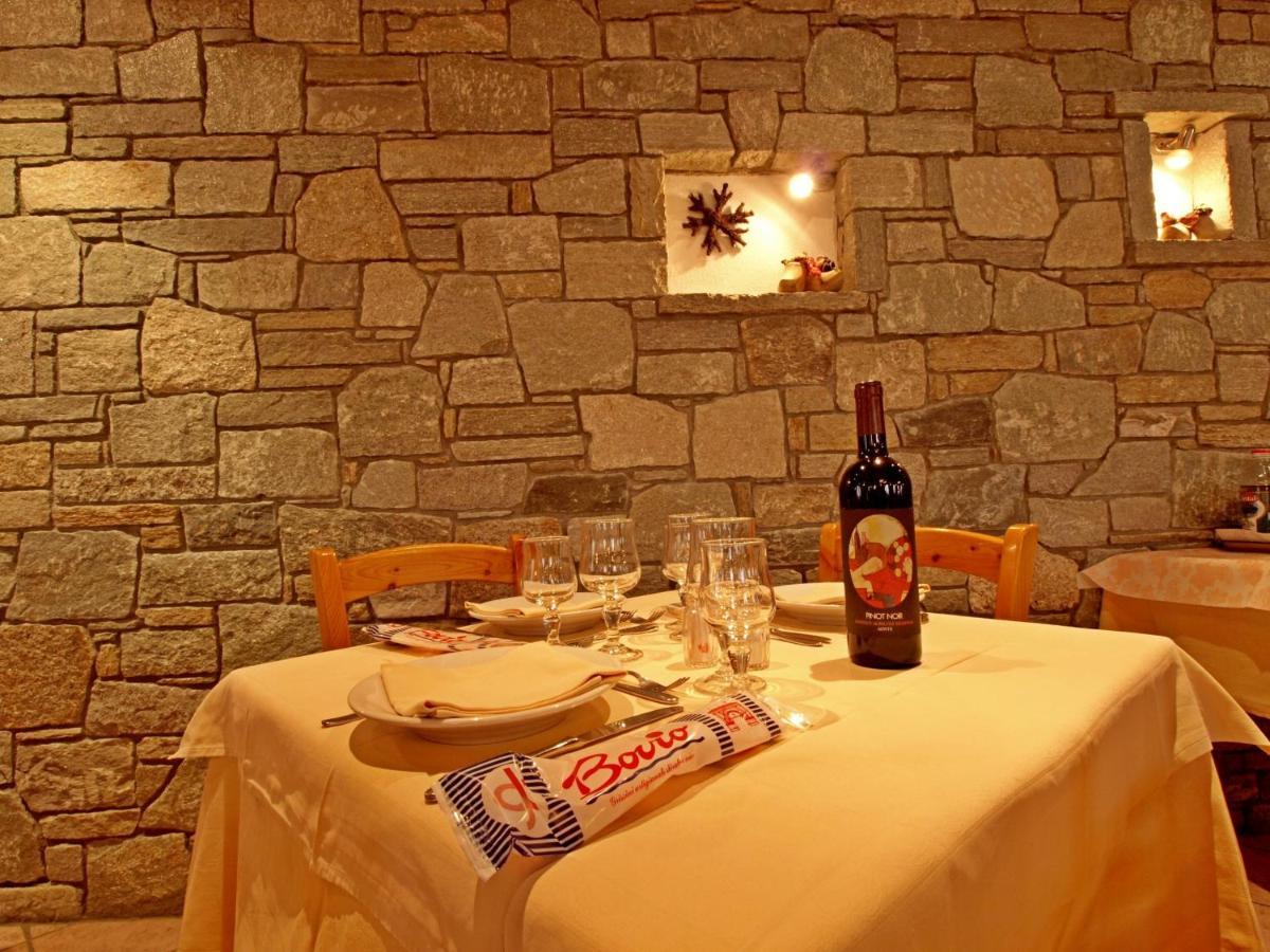 Hotel Mont Nery Challand-Saint-Anselme Esterno foto